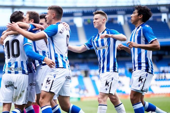 Los jugadores del Sanse celebran el gol de Roberto López, de penalti.