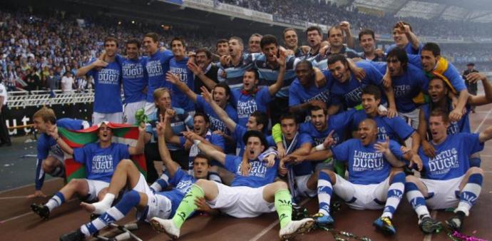 Carlos Martínez celebra junto a sus compañeros la consecución del ascenso