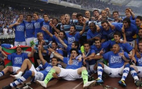 Carlos Martínez celebra junto a sus compañeros la consecución del ascenso Carlos Martínez celebra junto a sus compañeros la consecución del ascenso