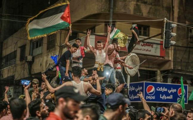 Miles de palestinos han salido a las calles de Gaza para celebrar el alto el fuego Miles de palestinos han salido a las calles de Gaza para celebrar el alto el fuego