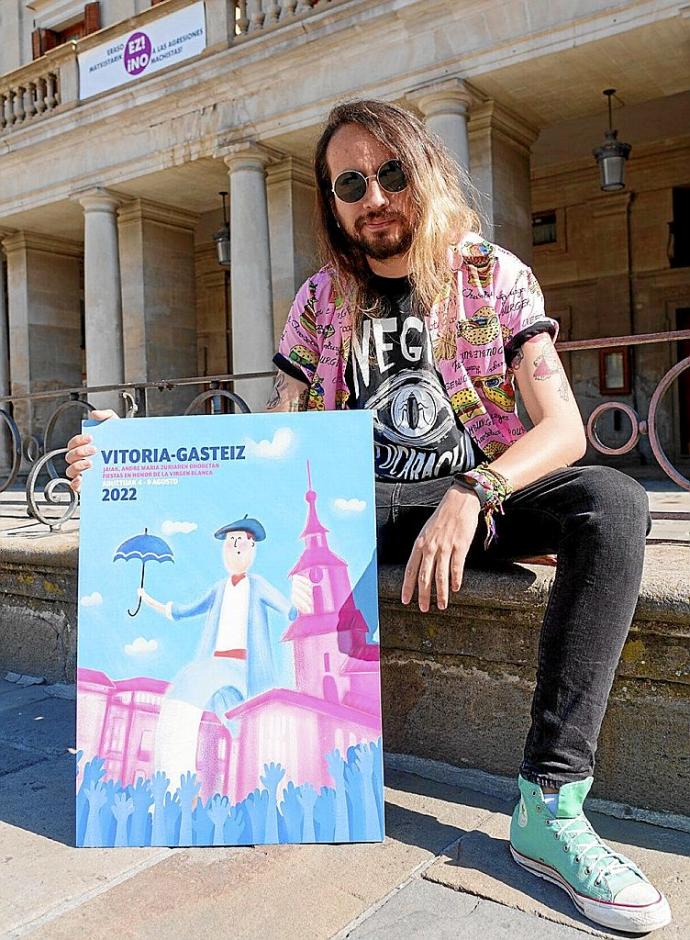 Luis Carlos Orduz posando ayer con su cartel 'Ha vuelto'. Foto: Jorge Muñoz