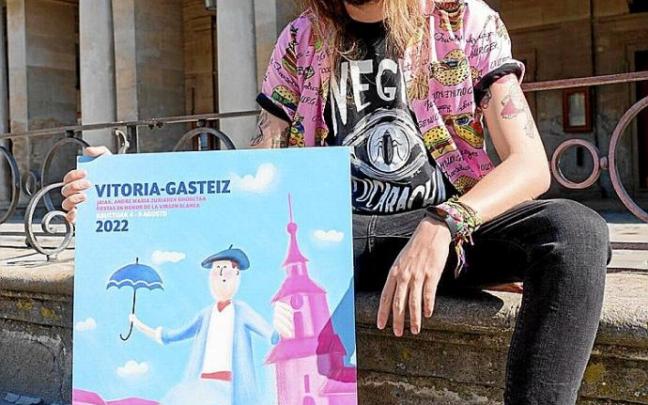 Luis Carlos Orduz posando ayer con su cartel 'Ha vuelto'. Foto: Jorge Muñoz