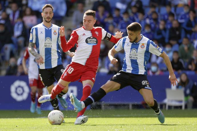 Iago Aspas busca un disparo ante la oposición de Óscar Gil durante el último partido del Celta.