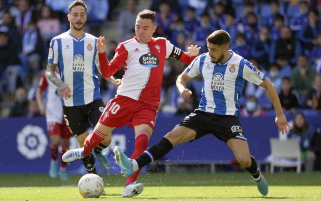 Iago Aspas busca un disparo ante la oposición de Óscar Gil durante el último partido del Celta.