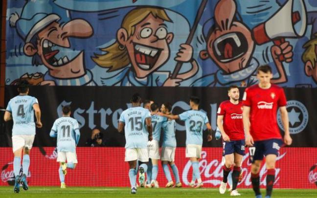 Los jugadores del Celta celebran el primer tanto del partido.