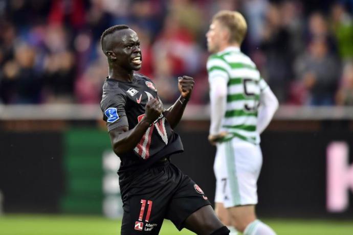 Un jugador del Mitdjylland danés celebra este miércoles la victoria ante el Celtic de Glasgow.