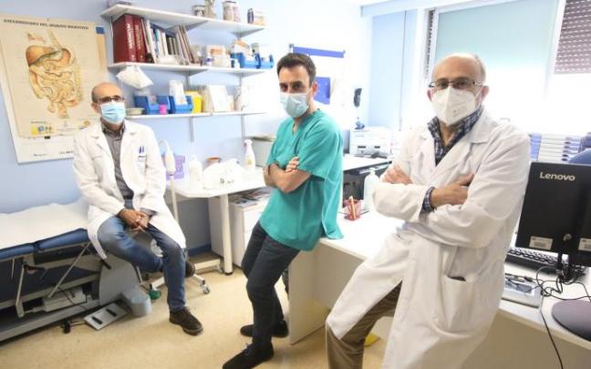 De izquierda a derecha, los doctores Vicente Portugal, Iago Rodríguez y José Luis Cabriada.