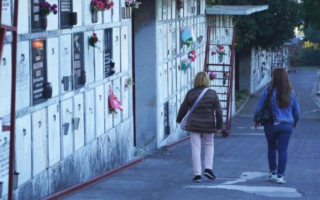 Muchas personas están adelantado la visita a sus familiares antes del día 1. Muchas personas están adelantado la visita a sus familiares antes del día 1.