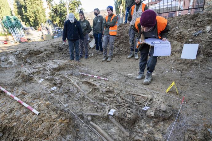 Una de las exhumaciones en el cementerio de Begoña.