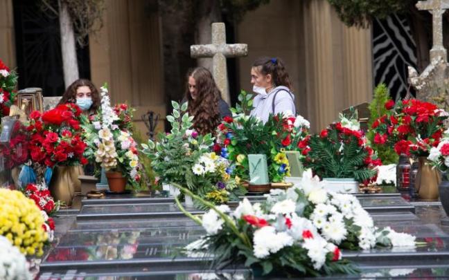 Visitantes depositando flores en el cementerio Visitantes depositando flores en el cementerio