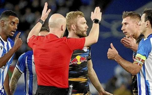 Isak y Oyarzabal protestan, junto a jugadores del Leipzig, una decisión del árbitro en el último partido europeo de la Real. Foto: Ruben Plaza