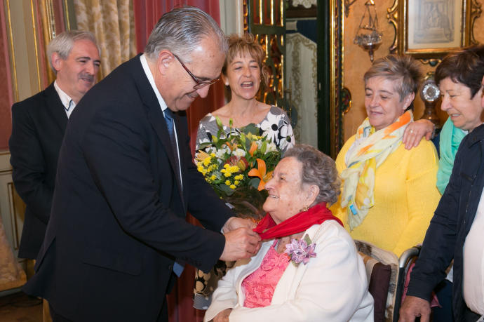 El alcalde junto con la centenaria Catalina Saldías