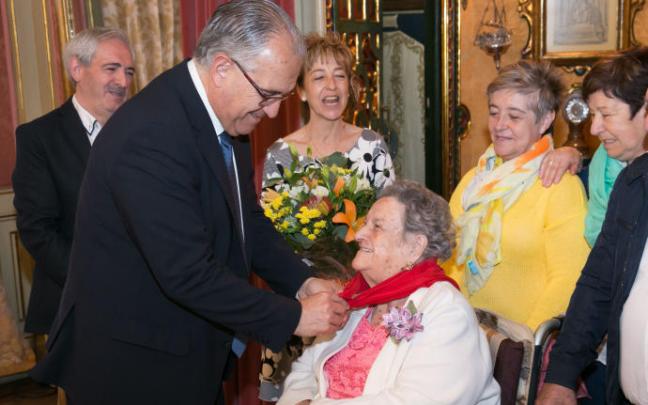 El alcalde junto con la centenaria Catalina Saldías