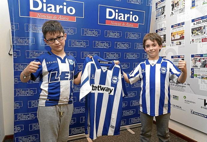 Unai Holgado Lázaro y Aimar Uzal Merino protagonizaron la foto ganadora de una camiseta del Deportivo Alavés, que recogieron en la redacción de DNA. Foto: Alex Larretxi