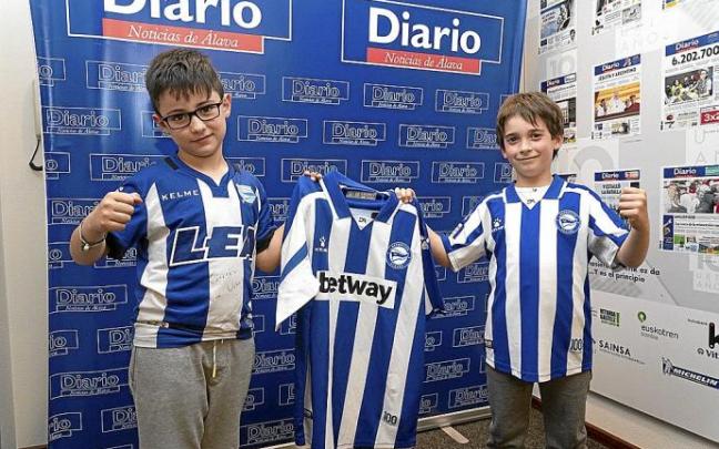 Unai Holgado Lázaro y Aimar Uzal Merino protagonizaron la foto ganadora de una camiseta del Deportivo Alavés, que recogieron en la redacción de DNA. Foto: Alex Larretxi