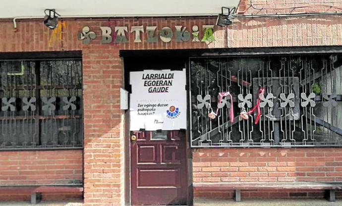 Pancarta contra la Ertzaintza y bozales colgados en la puerta del batzoki de Zaldibar. Foto: PNV
