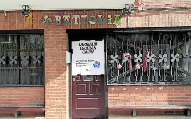 Pancarta contra la Ertzaintza y bozales colgados en la puerta del batzoki de Zaldibar. Foto: PNV Pancarta contra la Ertzaintza y bozales colgados en la puerta del batzoki de Zaldibar. Foto: PNV