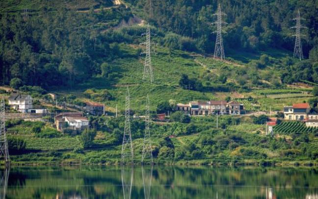 Imagen de un tendido eléctrico en Ourense.