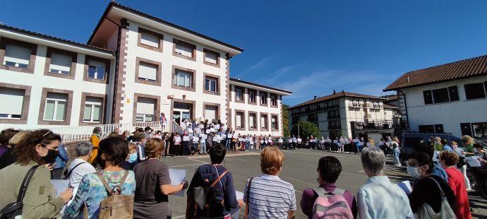 Alrededor de cien personas se concentraron delante del Centro de Salud de Elizondo.