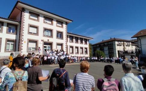Alrededor de cien personas se concentraron delante del Centro de Salud de Elizondo.