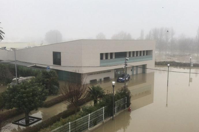 El centro de salud de San Adrián, completamente inundado por la riada.