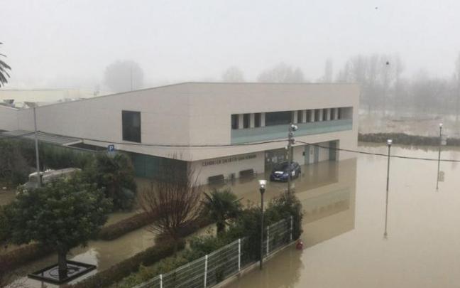 El centro de salud de San Adrián, completamente inundado por la riada.