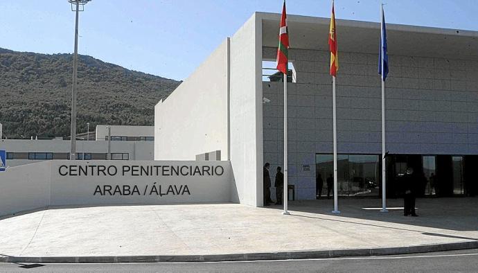 Exterior del centro penitenciario Araba. Foto: Alex Larretxi