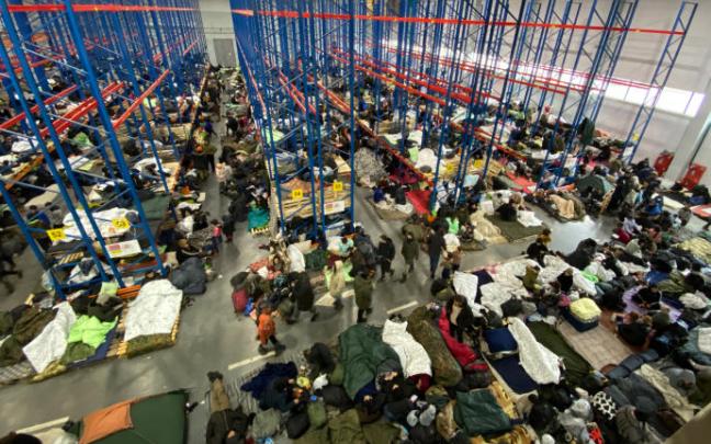 2.000 migrantes se han refugiado en una nave industrial cerca de la frontera con Polonia. 2.000 migrantes se han refugiado en una nave industrial cerca de la frontera con Polonia.