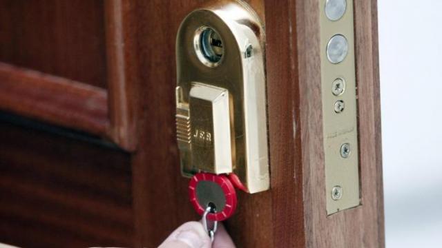 Dispositivo de seguridad en la cerradura de una puerta