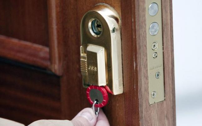 Dispositivo de seguridad en la cerradura de una puerta