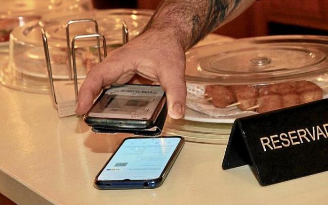 Una persona enseña su pasaporte covid en un bar de Gasteiz. Foto: Pilar Barco