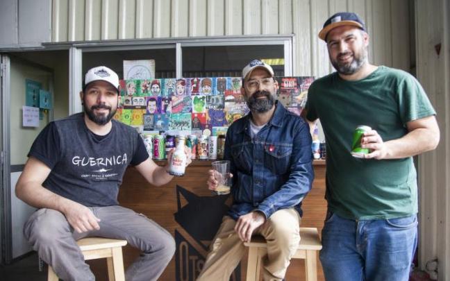 Txuma Acosta, Roberto Moreno y Jon Arrieta, tres de los cuatro integrantes del nuevo "matrimonio" formado por Brew Gast y Otsoak. Txuma Acosta, Roberto Moreno y Jon Arrieta, tres de los cuatro integrantes del nuevo "matrimonio" formado por Brew Gast y Otsoak.