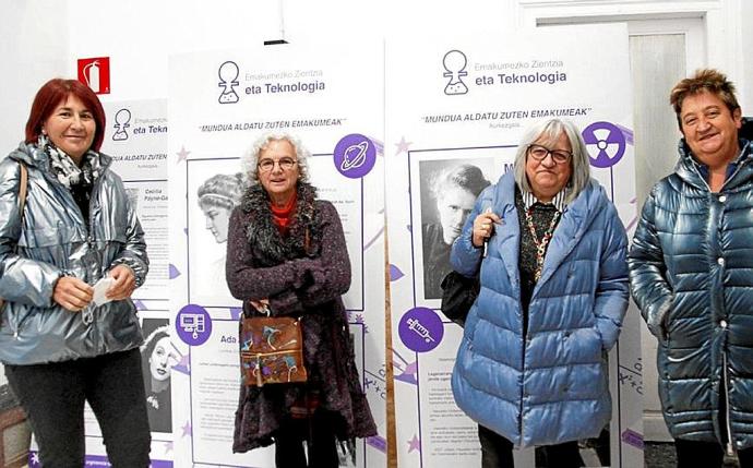 Pili Mesanza, Belén Ortiz de Zárate, Lourdes Valbuena y Nati López de Munain, posan tras bajarse del autobús.