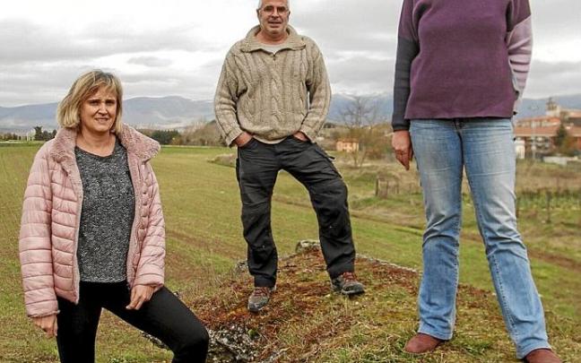Ana, Gustavo y Arantza, todos ellos de ADR Lautada, posando en una finca de Agurain. Foto: Jorge Muñoz