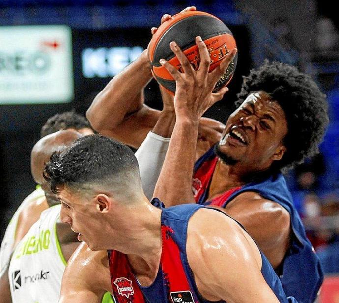 Enoch estuvo inmenso en la pelea por el rebote y despertó al equipo con su garra. Foto: Jorge Muñoz