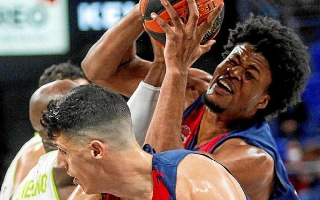 Enoch estuvo inmenso en la pelea por el rebote y despertó al equipo con su garra. Foto: Jorge Muñoz Enoch estuvo inmenso en la pelea por el rebote y despertó al equipo con su garra. Foto: Jorge Muñoz