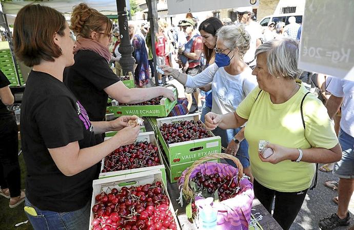 Productores de Etxauri y localidades vecinas venden sus cerezas a los visitantes durante la II Edición de la Feria de la Cereza.