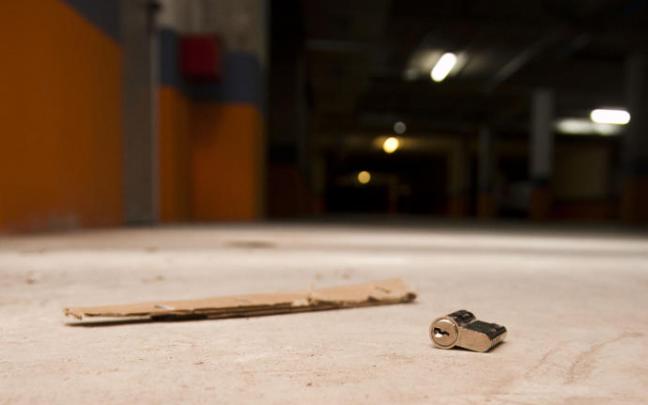 Cerradura de una puerta tirada en el suelo de un garaje de Vitoria que sufrió un robo.