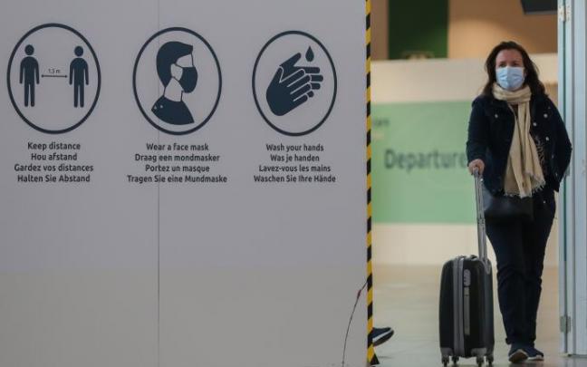 Recomendaciones sanitarias en un aeropuerto. Recomendaciones sanitarias en un aeropuerto.