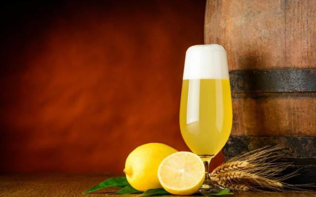 Una cerveza con limón. Una cerveza con limón.