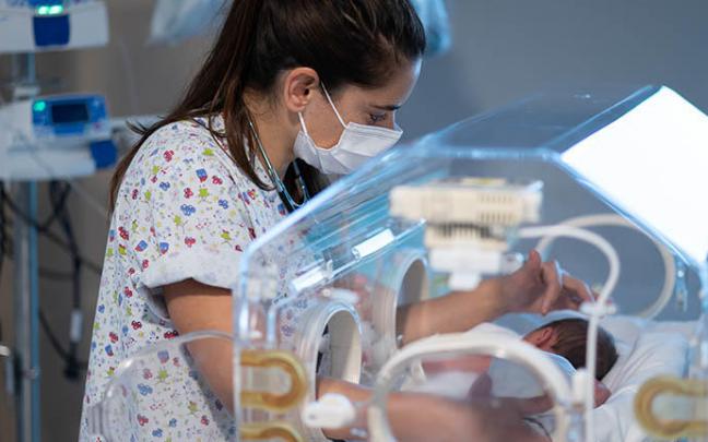 Una sanitaria atiende a un recién nacido. Una sanitaria atiende a un recién nacido.