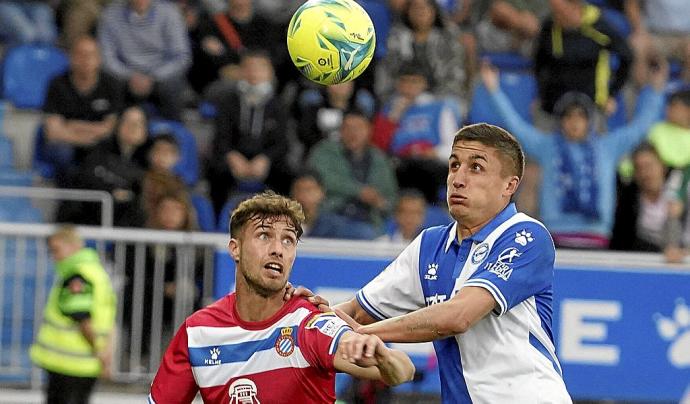 Tenaglia pelea por el balón con un rival en el partido liguero ante el Espanyol. Foto: Alex Larretxi