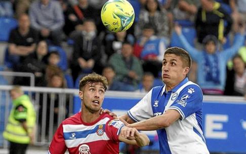 Tenaglia pelea por el balón con un rival en el partido liguero ante el Espanyol. Foto: Alex Larretxi