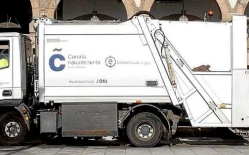 Con Cespa-Onaindia llegan cambios en las rotulaciones de las barredoras o camiones recolectores, como el de la imagen de la ciudad de A Coruña. También los operarios cambiarán el hasta ahora tono verde por un azul reflectante y amarillo además del verde f Con Cespa-Onaindia llegan cambios en las rotulaciones de las barredoras o camiones recolectores, como el de la imagen de la ciudad de A Coruña. También los operarios cambiarán el hasta ahora tono verde por un azul reflectante y amarillo además del verde f