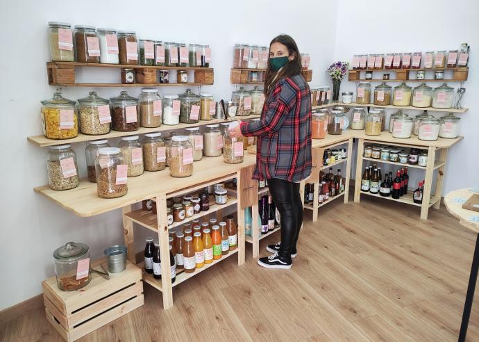 Oihana Bardezi, en un rincón de la tienda que regenta con su madre.
