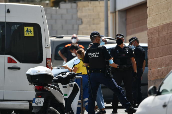 Varios agentes custodian a menores en Ceuta.