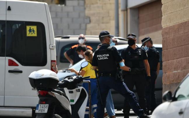 Varios agentes custodian a menores en Ceuta. Varios agentes custodian a menores en Ceuta.