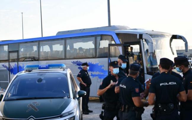 Policías y guardia civiles custodian a un grupo de menores marroquíes en Ceuta. Policías y guardia civiles custodian a un grupo de menores marroquíes en Ceuta.