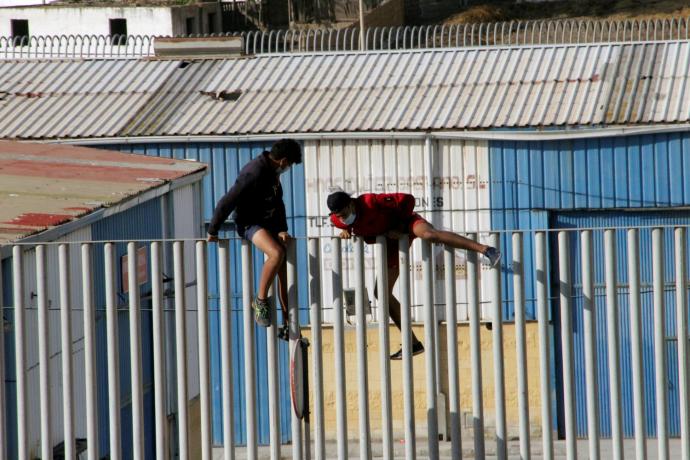 Dos jóvenes saltan la valla en Ceuta.
