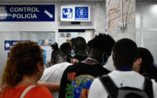 Varios migrantes hacen cola en el puerto de Ceuta para embarcar a la península. Varios migrantes hacen cola en el puerto de Ceuta para embarcar a la península.